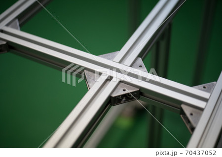 アルミフレームの組立作業 70437052