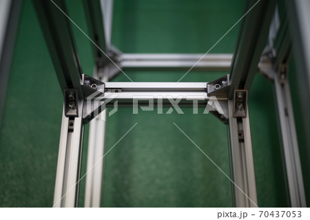 アルミフレームの組立作業 70437053