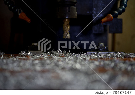 マシニングセンターで切削加工 70437147