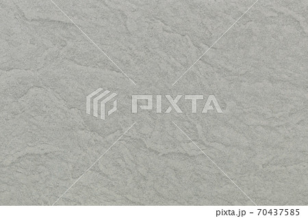 ざらざらエンボスのあるグレーの紙素材の写真素材