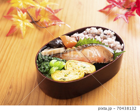 お弁当　曲げわっぱ　雑穀米 70438132