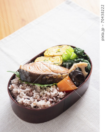 お弁当　曲げわっぱ　雑穀米 70438222