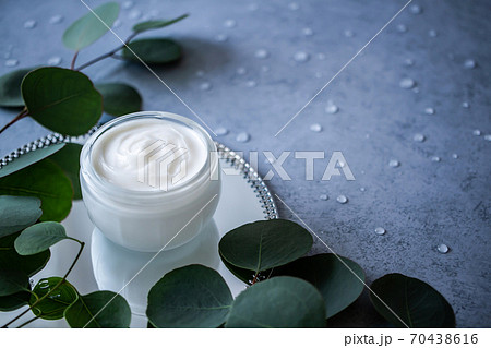 保湿クリームとユーカリの葉　ナチュラルなスキンケアイメージ素材 70438616