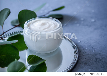 保湿クリームとユーカリの葉 ナチュラルなスキンケアイメージ素材 保湿クリームとユーカリの葉 ナチュラルなスキンケアイメージ素材 70438619
