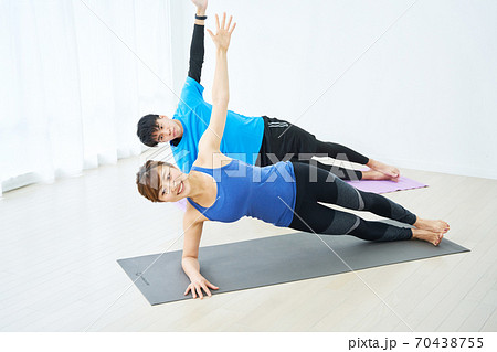 体操をする男女 70438755