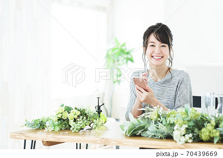 女性　花　フラワーアレンジメント　ボタニカル　園芸　ライフスタイル 70439669