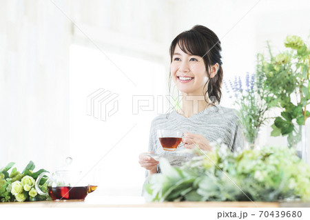 女性　花　フラワーアレンジメント　ボタニカル　園芸　ライフスタイル 70439680