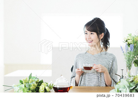 女性　花　フラワーアレンジメント　ボタニカル　園芸　ライフスタイル 70439683