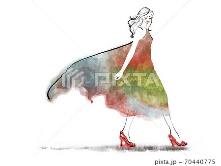 ドレスを着ている 歩く女性のイラストのイラスト素材