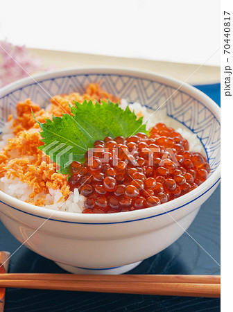 鮭ほぐしとイクラの醤油漬け丼 鮭ほぐしとイクラの醤油漬け丼 70440817