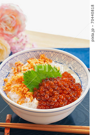 鮭ほぐしとイクラの醤油漬け丼 鮭ほぐしとイクラの醤油漬け丼 70440818