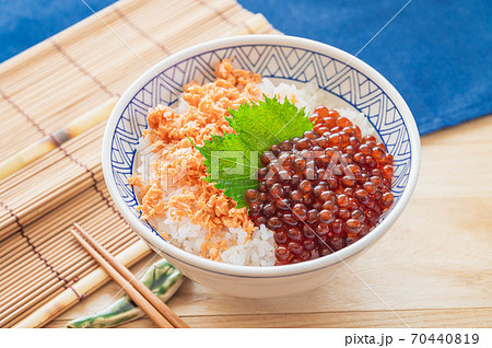 鮭ほぐしとイクラの醤油漬け丼 鮭ほぐしとイクラの醤油漬け丼 70440819