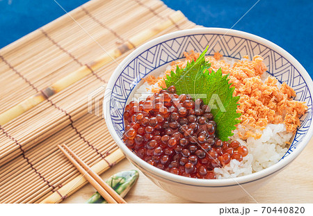鮭ほぐしとイクラの醤油漬け丼 鮭ほぐしとイクラの醤油漬け丼 70440820