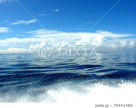 真っ青なバリ島の海と空と波しぶきの写真素材