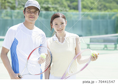 テニスコートのカップル 70441547
