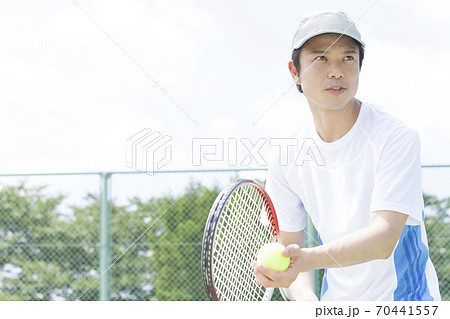 テニスをする男性 70441557