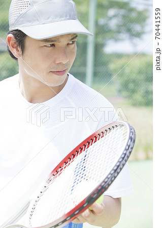 テニスをする男性 70441559