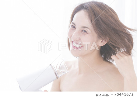髪を乾かす女性 70441673