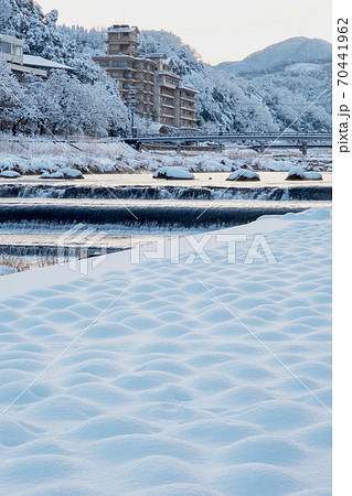 三朝温泉の雪景色 70441962