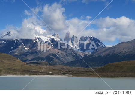 トーレス・デル・パイネ国立公園を象徴する3本の岩峰 70441983