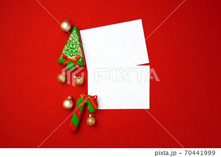 Blank sheet of paper with gingerbread cookies on red background 70441999
