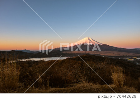 石割山山頂から望む夜明けの富士山（冬） 70442629