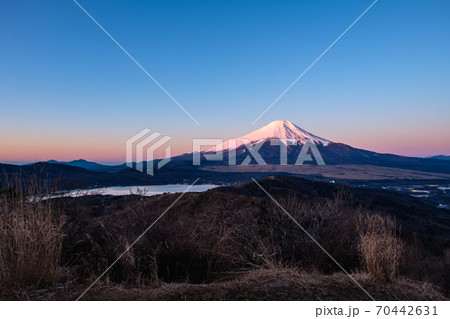 石割山山頂から望む夜明けの富士山（冬） 70442631