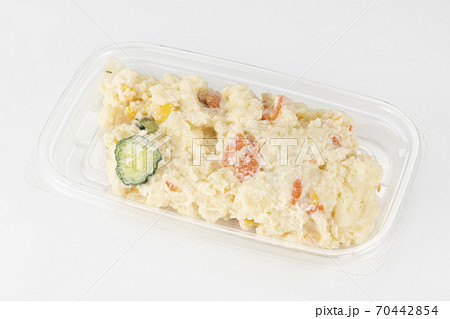 スーパーのポテトサラダ 70442854