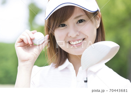 ゴルフボールを持つ女性 ゴルフボールを持つ女性 70443681