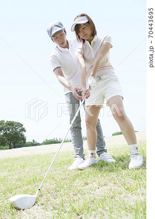 ゴルフをするカップルの写真素材