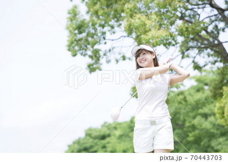 ゴルフをする女性 70443703