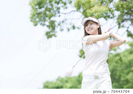 ゴルフをする女性 70443704