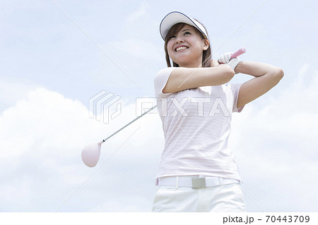 ゴルフをする女性 70443709