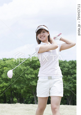 ゴルフをする女性の写真素材