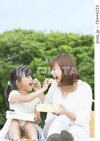 ピクニックをする親子 70444255