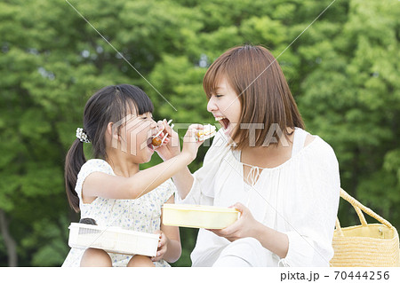 ピクニックをする親子 ピクニックをする親子 70444256