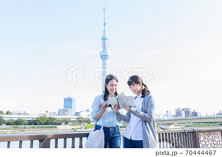 女子旅　ガイドブックを持って観光する女性　 70444467