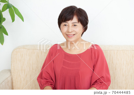 美容を気にするシニア女性 美容を気にするシニア女性 70444485