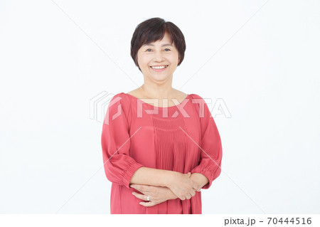 美容を気にするシニア女性 美容を気にするシニア女性 70444516