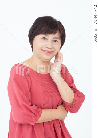 美容を気にするシニア女性 美容を気にするシニア女性 70444742