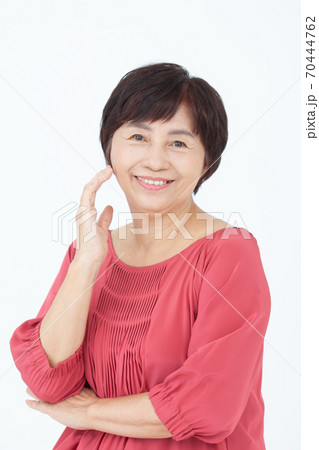 美容を気にするシニア女性 70444762