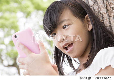 スマホを見る女の子の写真素材