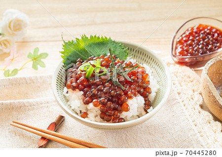 いくらの醤油漬け丼 70445280