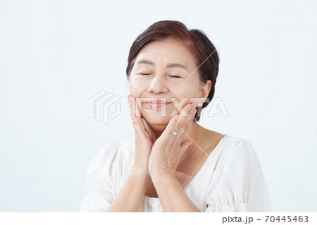 美容を気にするシニア女性 70445463