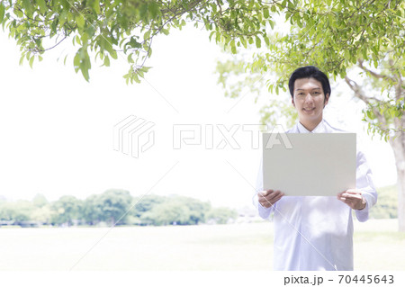 メッセージボードを持つ医師 70445643