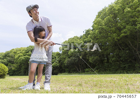 ゴルフをする親子 70445657