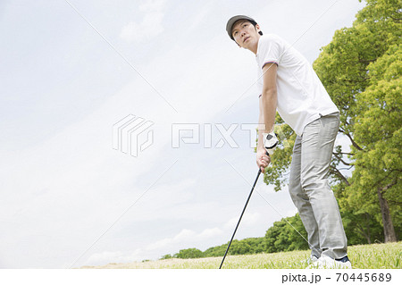 ゴルフをする男性 70445689