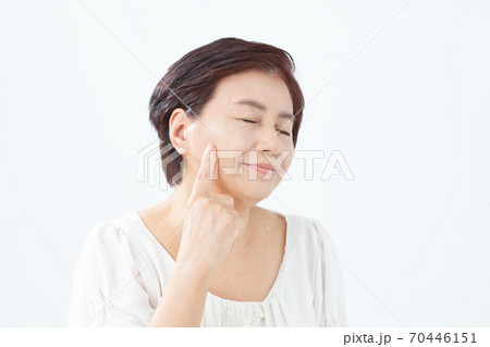 美容を気にするシニア女性 70446151