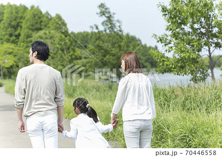 手を繋いで歩く親子 70446558