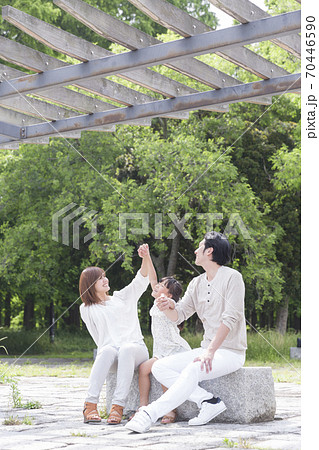 公園で遊ぶ親子 公園で遊ぶ親子 70446590